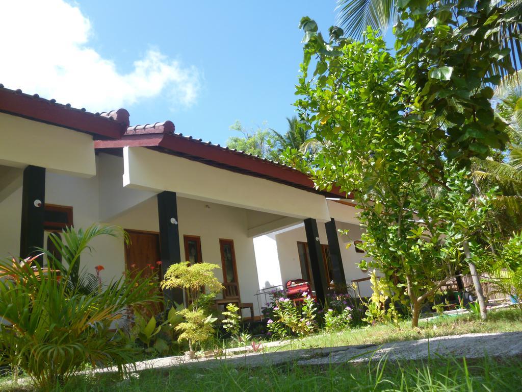 Dewi Garden Guesthouse Kuta  Exterior photo