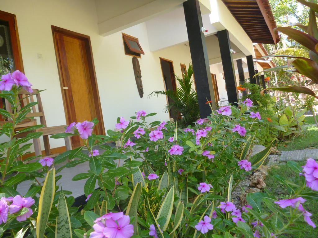 Dewi Garden Guesthouse Kuta  Exterior photo