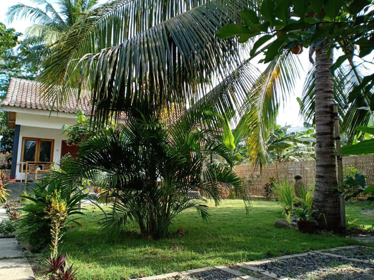 Dewi Garden Guesthouse Kuta  Exterior photo