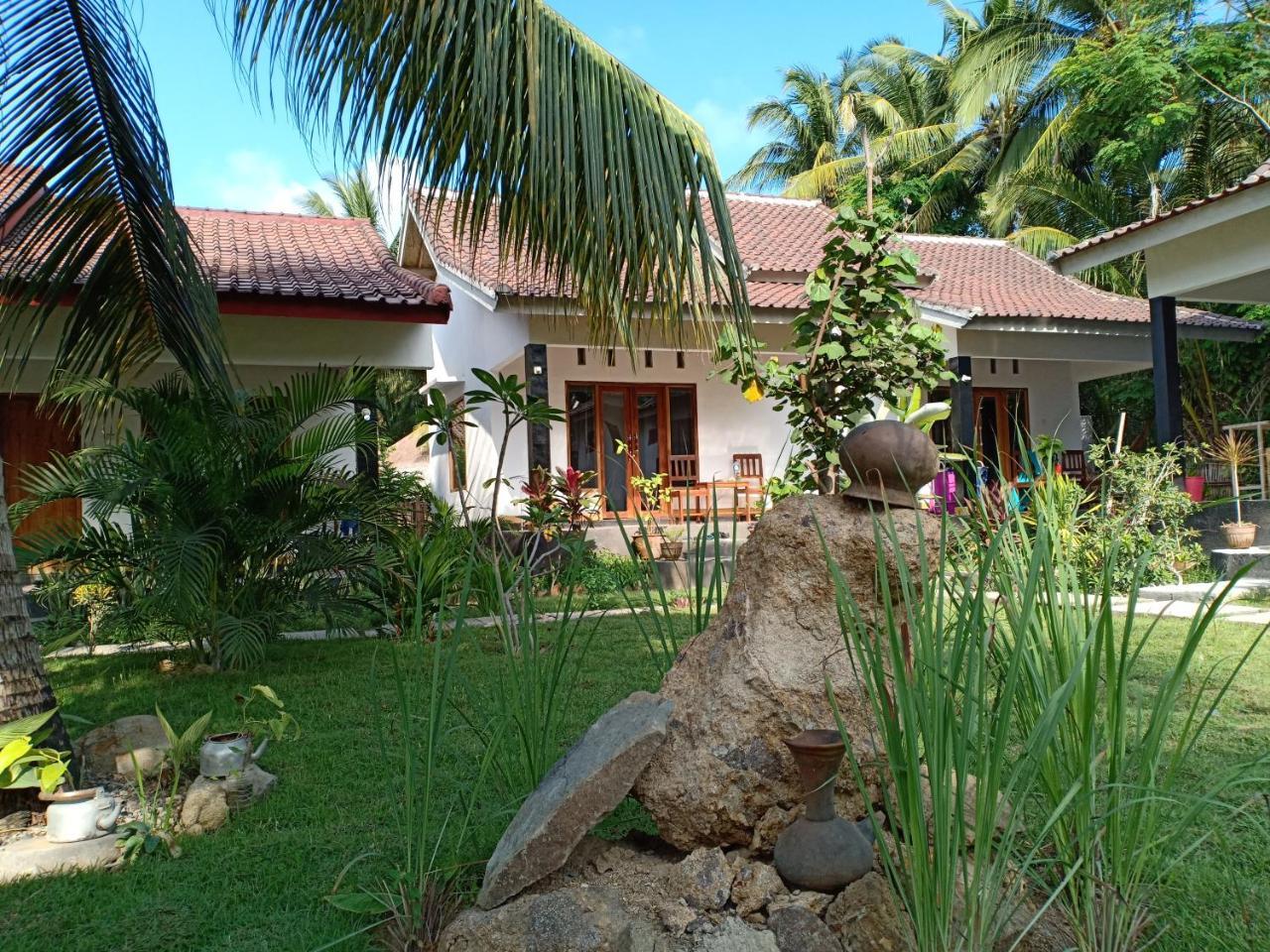 Dewi Garden Guesthouse Kuta  Exterior photo